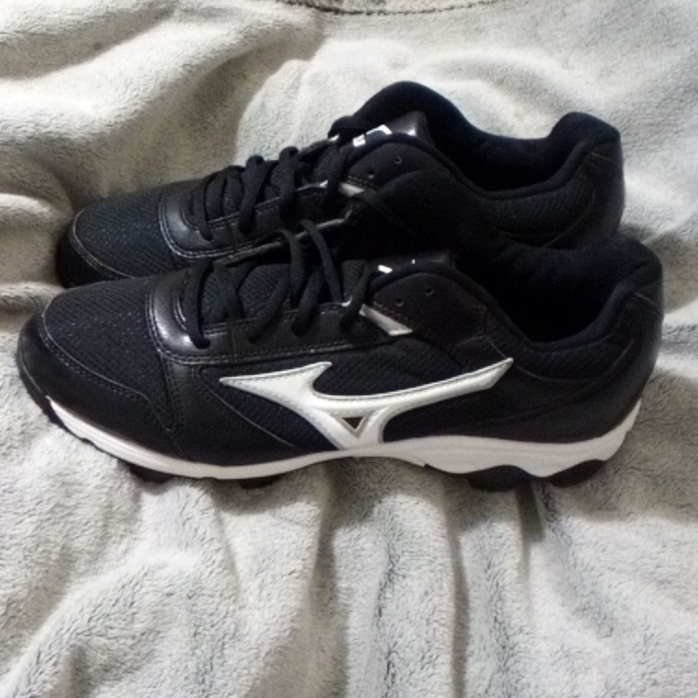 Baseball cleats. - Picture 3 of 7